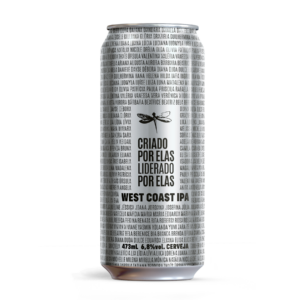 Foto da lata da cerveja Criado por Elas, da cervejaria Dádiva, mostra uma lata prateada com vários nomes escritos e um logotipo com o nome "Criado por Elas, Liderado por Elas".